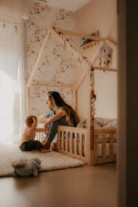 une maman et son bebe sont assis dans chambre bebe