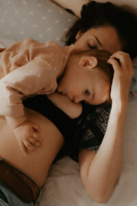 une maman allaite son bebe allonges dans la chambre bebe