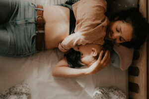 une maman allaite son bebe allongee sur le lit