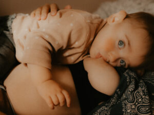 bebe allaite sur sa maman