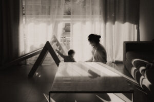 une maman joue avec son bebe dans le salon