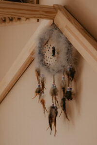 attrape reve accroche sur le lit de bebe