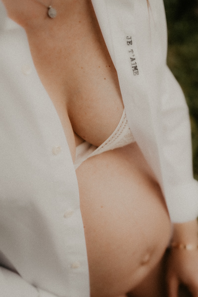 chemise déboutonnee sur un ventre de femme enceinte nu