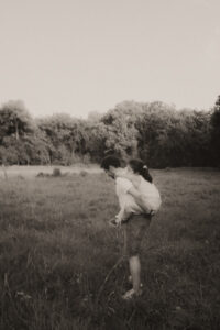 un papa porte sa fille dans son dos a vaugrenier