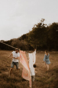 une famille court au milieu du linge dans le jardin