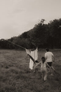 une famille court dans le linge etendu dans le jardin