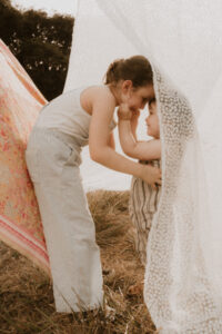 un frere et une soeur front contre front se tiennent le visage dans les mains
