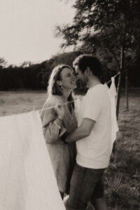 un couple enlasse au parc de vaugrenier