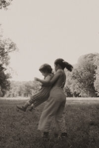 une fille fait tourner son petit frere dans les bras a vaugrenier