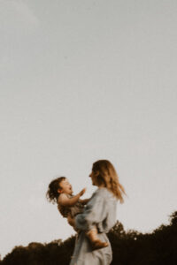 une maman fait tourner son fils dans les bras au parc de vaugrenier