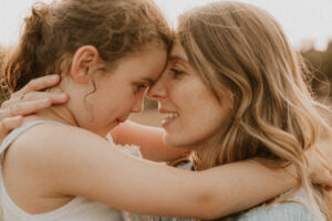 une maman et fille enlassees front contre front