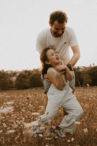 un papa chatouille sa fille au parc de vaugrenier