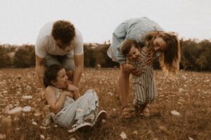 des parents chatouillent leurs enfants au parc naturel de villeneuve-loubet