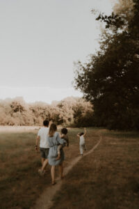 une famille marche dans la foret bebe dans les bras de maman