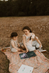 une fille lit un livre a son petit frere