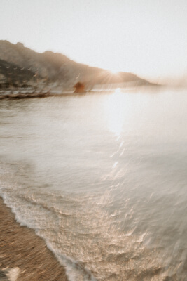 la plage des sablettes a menton au lever du soleil