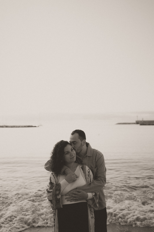 couple sur la plage des sablettes a menton en seance photos de grossesse