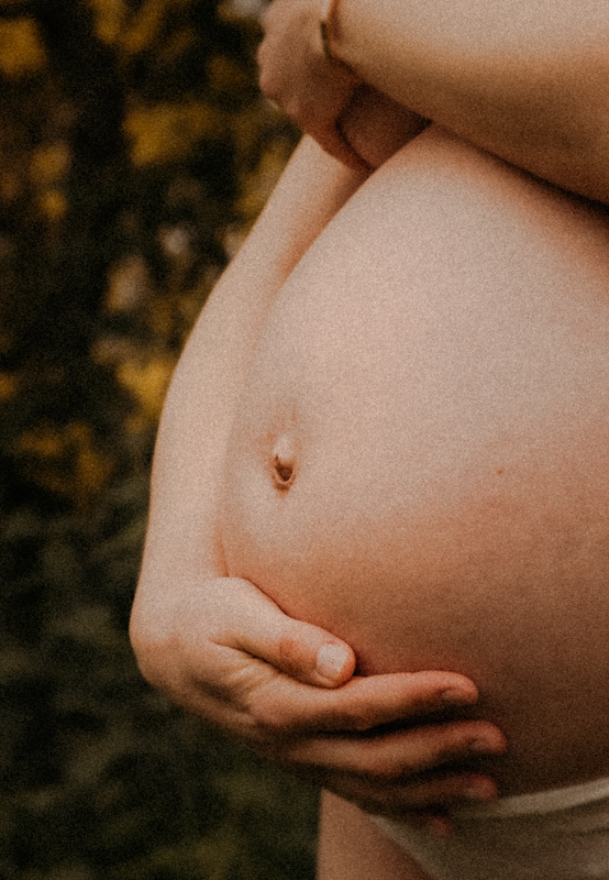 photo detail ventre nu en seance photo de grossesse
