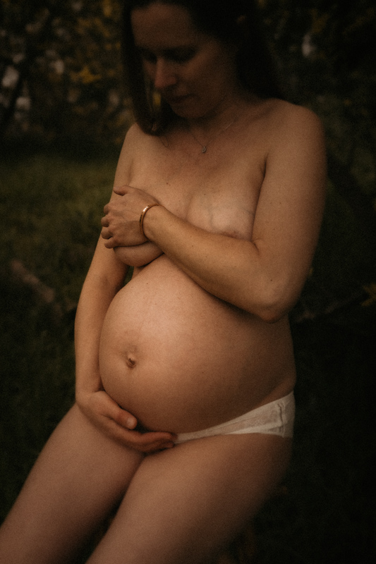 femme enceinte nue en seance photo lifestyle de grossesse