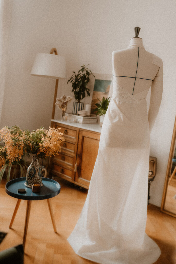 une robe de mariee en construction sur le mannequin de la creatrice laura bentz atelier