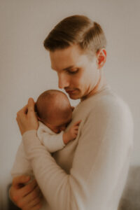 portrait de bebe dans les bras de papa
