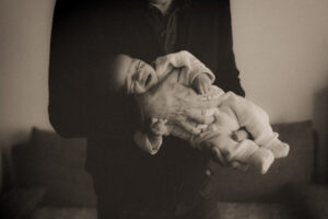 seance photo nouveau-ne avec les grands-parents