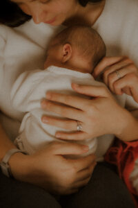 pendant la seance photo on garde bebe contre soi si le nouveau-ne a besoin de sa maman