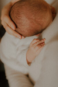 des images de details de la main et du visage du nouveau ne pendant la seance photo naissance