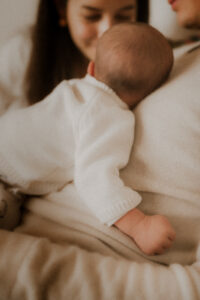 pendant shooting photo naissance on cree des images de details du nouveau ne comme ses mains