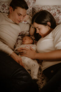 pendant la seance photo naissance lifestyle, bebe peut dormir entre ses parents sur le lit a domicile