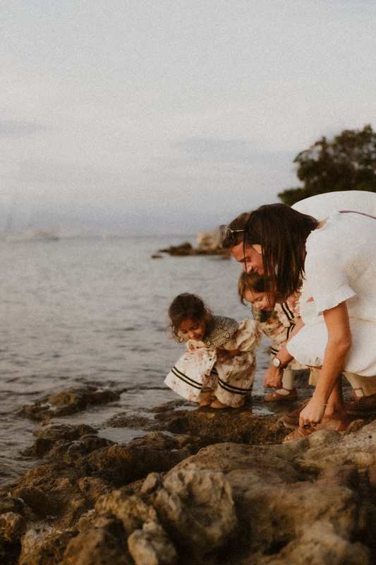 une famille joue sur les rochers de la plage de la garoupe antibes en seance photo