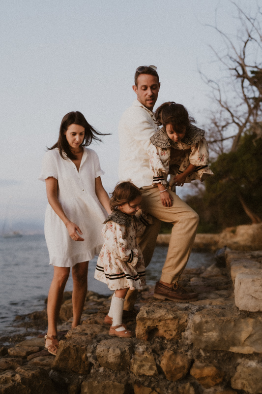 en seance photo famille lifestyle on joue au bord de la mer