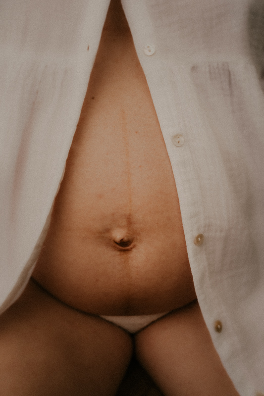 creer des images de details du ventre de femme enceinte en seance photo grossesse