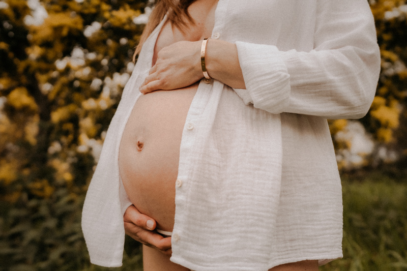 une femme enceinte immortalise sa grossesse avec une photographe nice cote d'azur