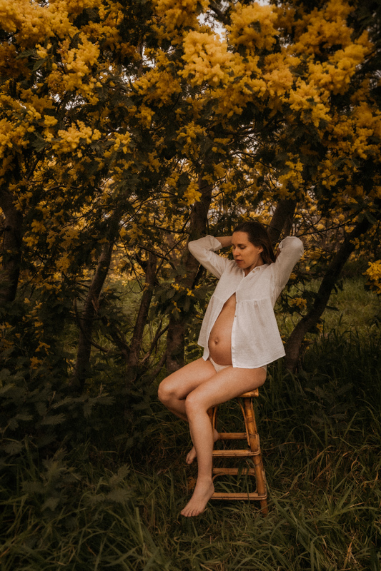 choisir le mimosa de la cote d'azur pour creer des photos de grossesse originales et poetiques