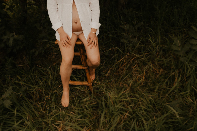 image naturelle avec une photographe lifestyle grossesse sur nice cote d'azur