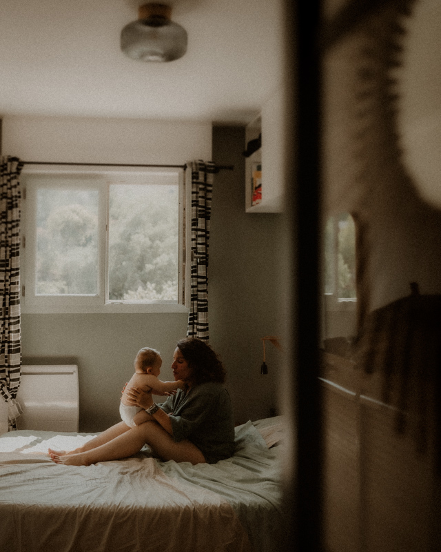 une seance photo avec un photographe nouveau-né a la maison pour des photos naturelles qui ressemblent a la famille