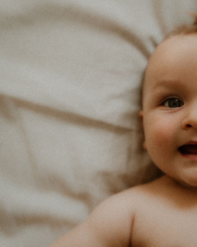 les details du visage de bebe a la naissance pour des photos reussies