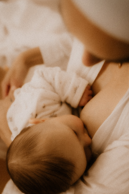 seance allaitement pour des photos de maternite intimiste et naturelles