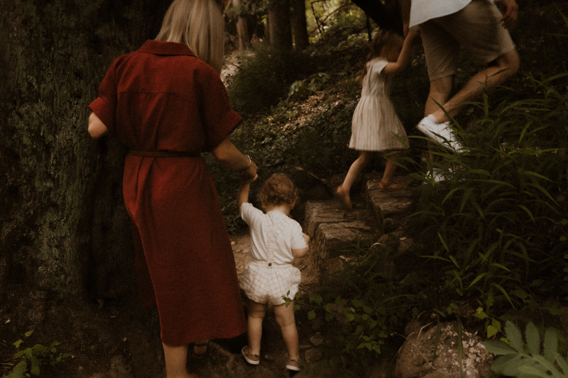 une famille marche dans les jardins publics des alpes-maritimes pendant seance photo famille