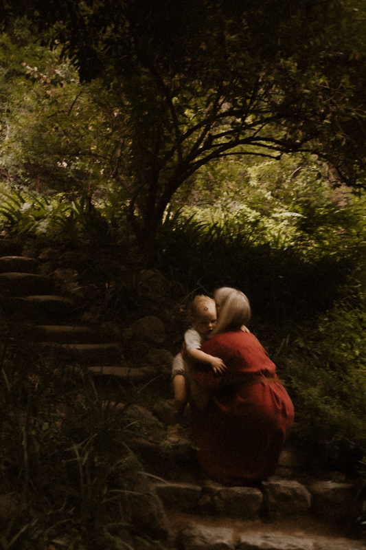 calin maman bebe accroupi sur les marches du jardin anglais dans les alpes-maritimes