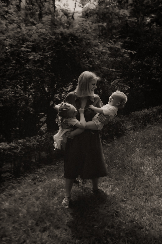 une maman porte ses enfants dans ls bras en seance photo famille alpes-maritimes