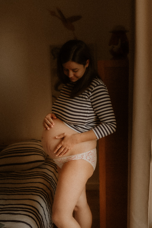 séance photo a domicile pour un cadre intimiste et confortable pour une femme enceinte