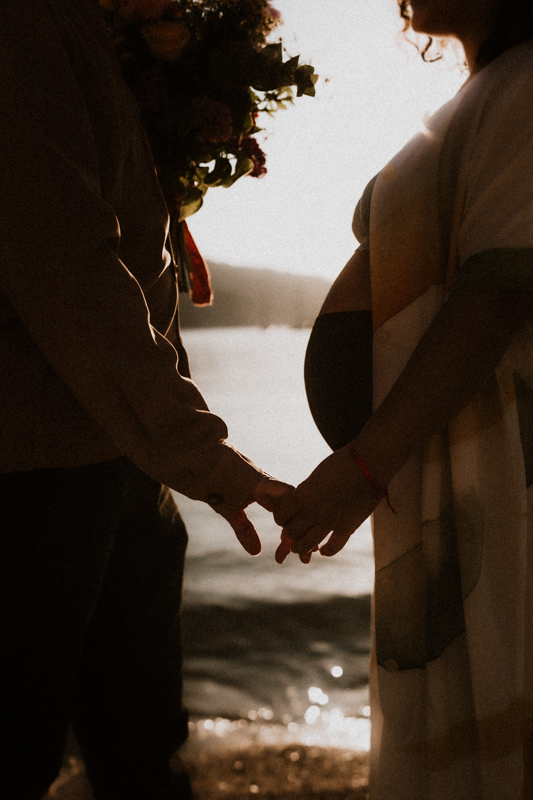 couple se donne la main en seance photo grossesse sur la plage a menton