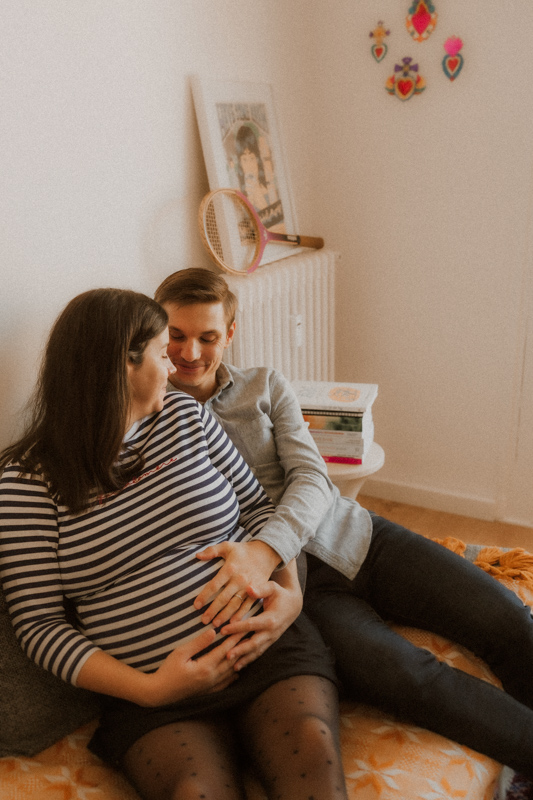 couple a domicile en seance photo de grossesse 