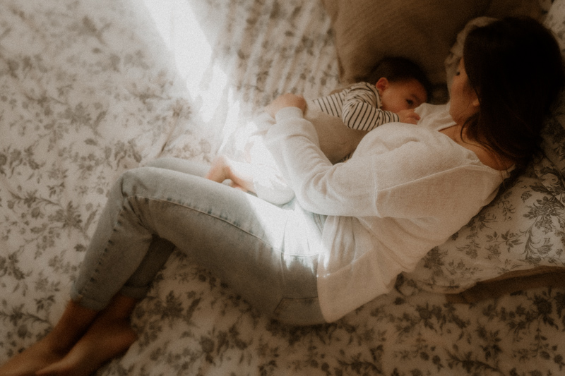 en seance maternite lifestyle a domicile maman allaite bebe sur le lit a cannes