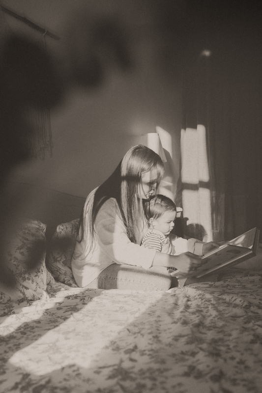 en seance maternite une maman lit un livre a domicile a cannes