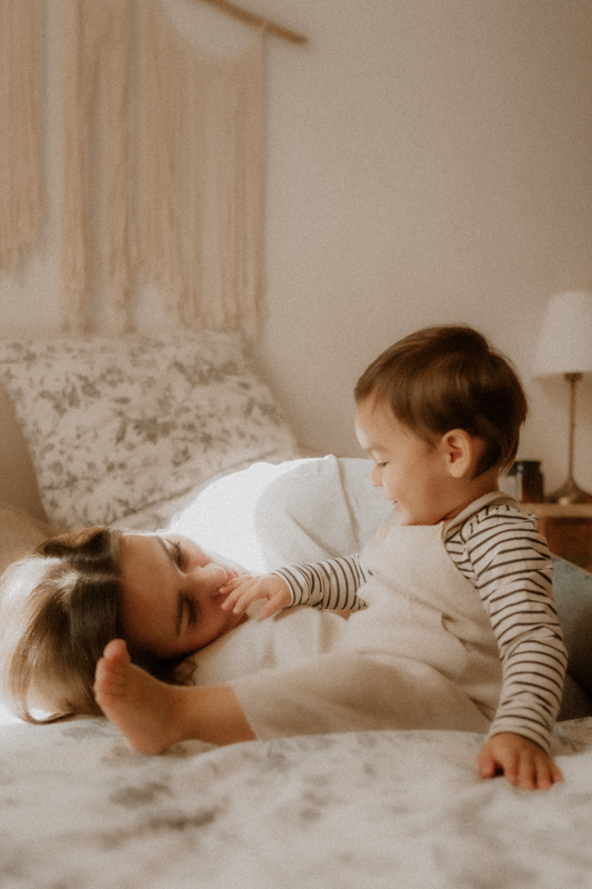 en seance photo maternite lifestyle a domicile a cannes maman et bebe se calinent sur le lit