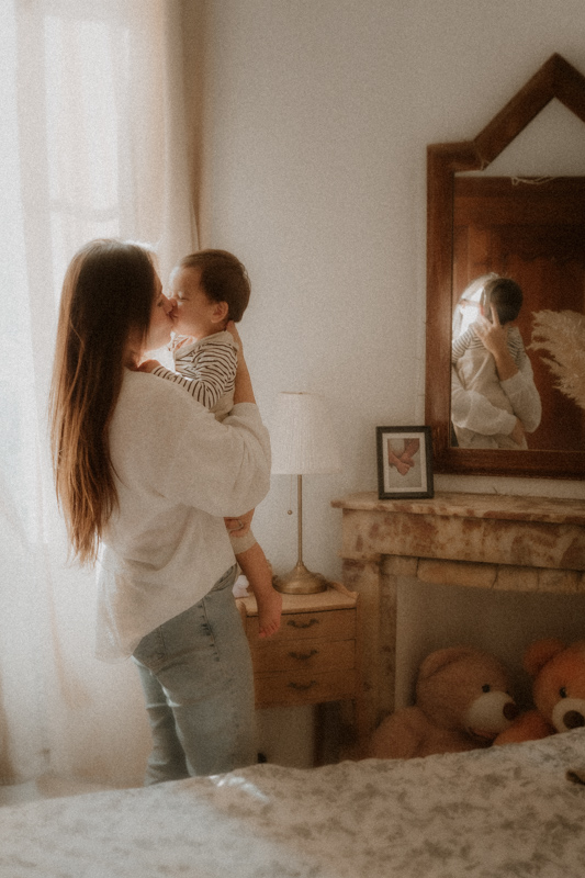 bebe dans les bras de maman en seance photo lifestyle a cannes