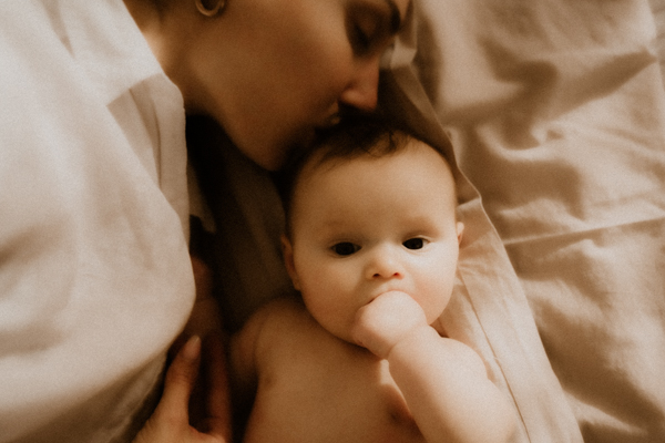 seance photo maman bebe pour creer des souvenirs de la maternite avec sincérité